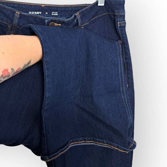 Old Navy Women's High-Waisted Wow Flare Jeans in Dark Wash size 12 - Picture 4 of 8